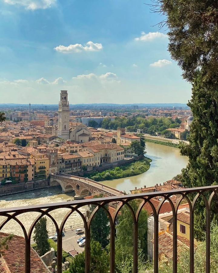 Vista de Verona com a Ponte Pietra e o rio Adige