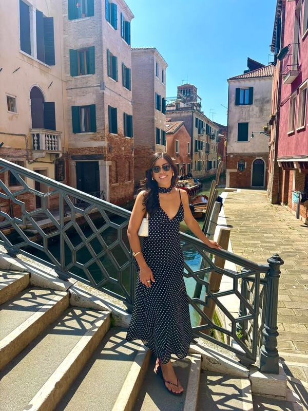 Iza em Veneza, nos canais