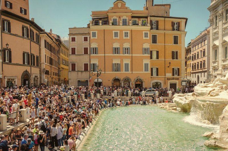 Multidão de turistas na Fontana di Trevi